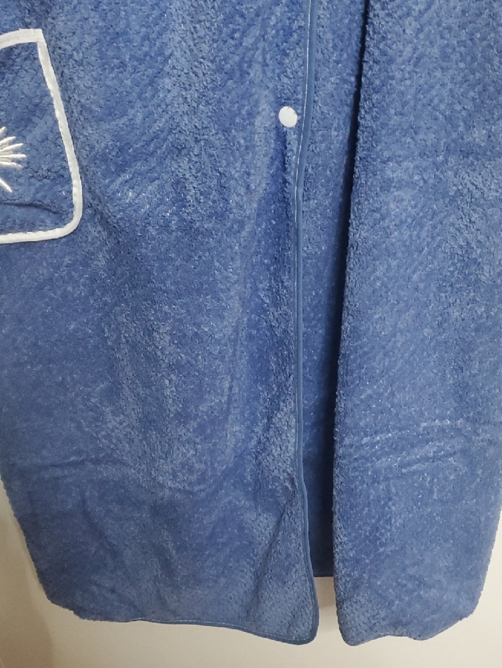 Blue Plush Wearable Towel with Daisy Pocket - Picture 5 of 9